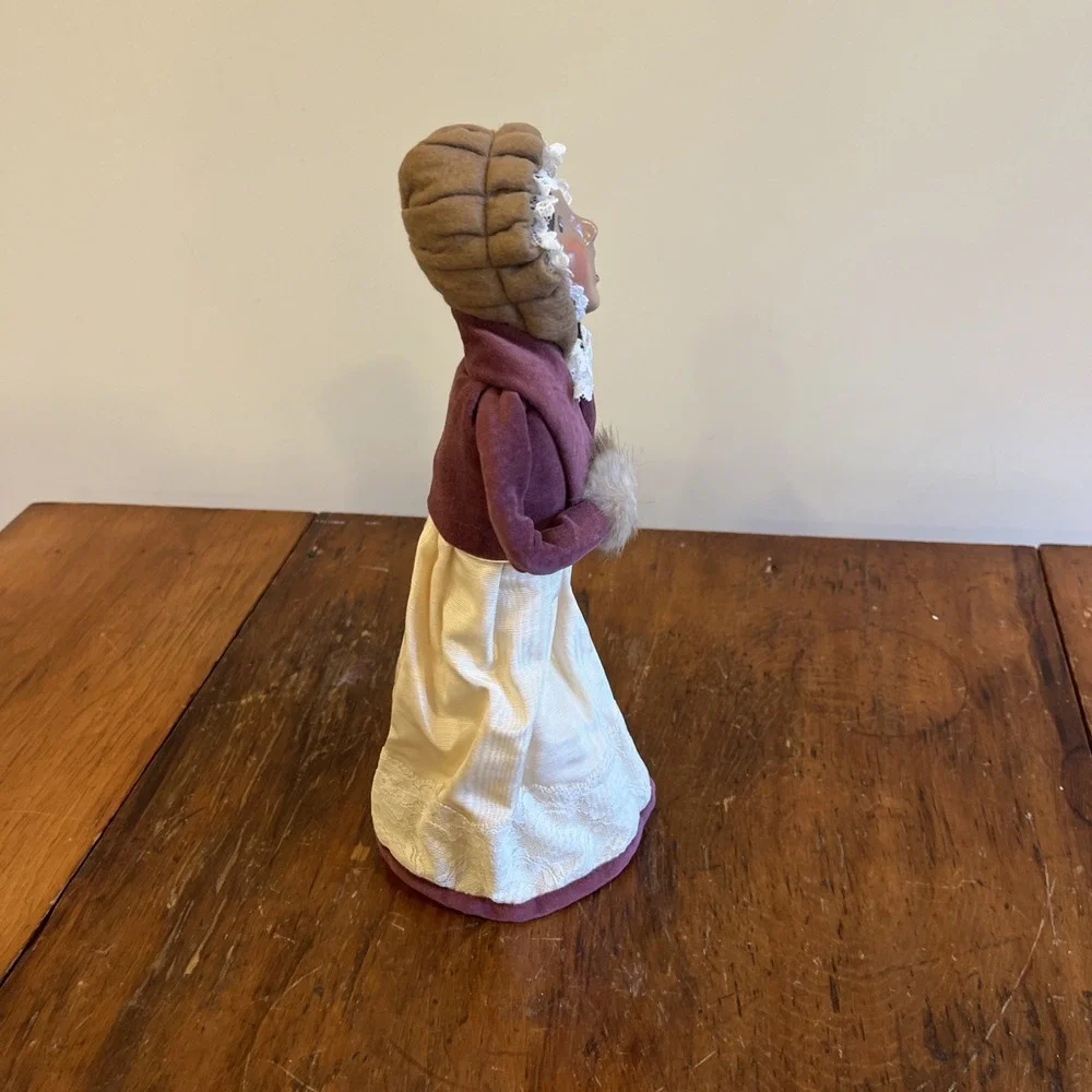 1993 BYERS CHOICE CHRISTMAS CAROLER Woman Brown Hair, Pink Purple Coat, White